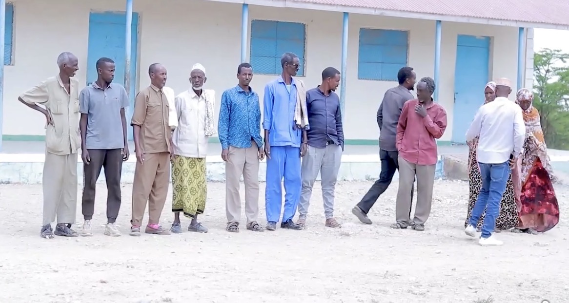Agaasimaha Guud ee Wasaaradda Duulista iyo Hawada Somaliland ayaa 20 booyadood oo biyo ah ugu deeqay dadka ay abaaruhu saameeyeen ee ku nool deegaanka Godka Daarimo.